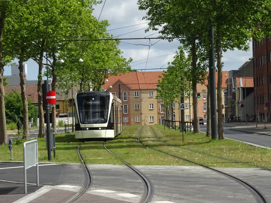 Odense Letbane mit Niederflurgelenkwagen 02 "Kompasset"nah Benedikts Plads (2022)
