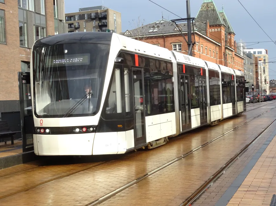 Odense Letbane mit Niederflurgelenkwagen 06 "Kærligheden" am Kongensgade (2024)