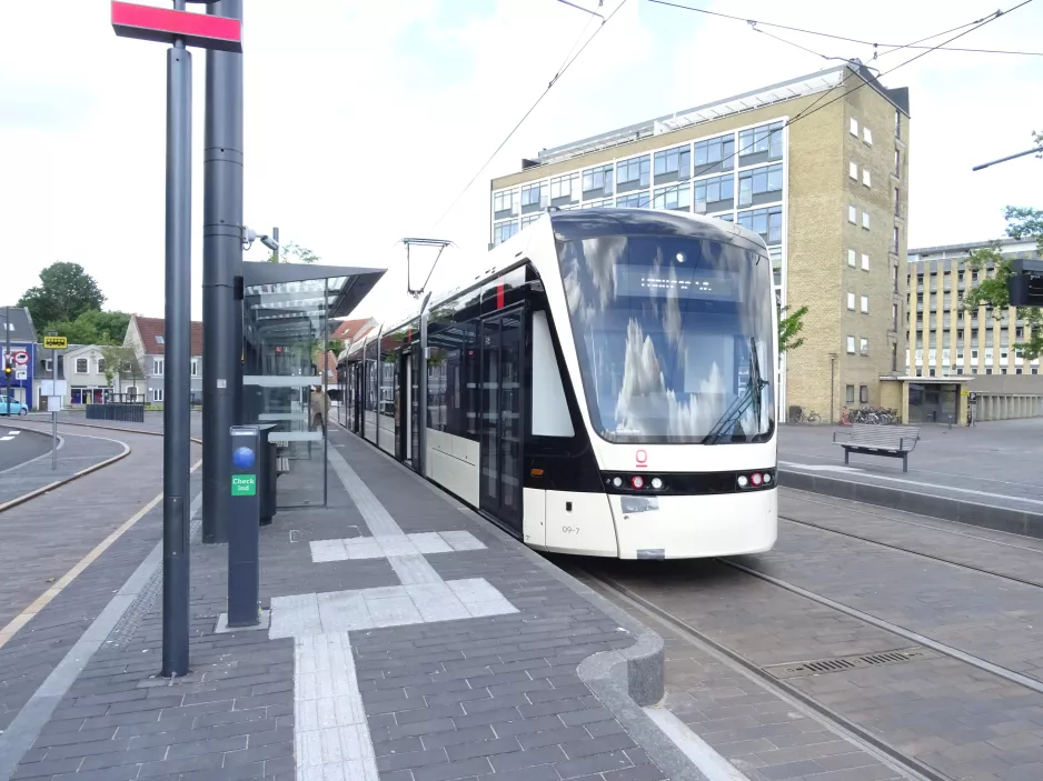 Odense Letbane mit Niederflurgelenkwagen 09 "Friheden" am Benedikts Plads (2022)