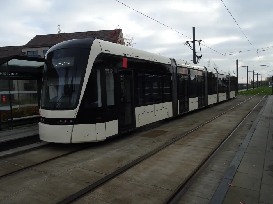 Odense Letbane mit Niederflurgelenkwagen 11 "Hjemkomsten" am Hjallese St (2024)