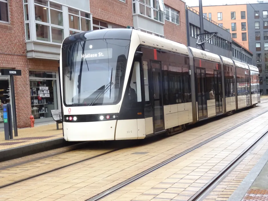 Odense Letbane mit Niederflurgelenkwagen 11 "Hjemkomsten" am ODEON (2024)