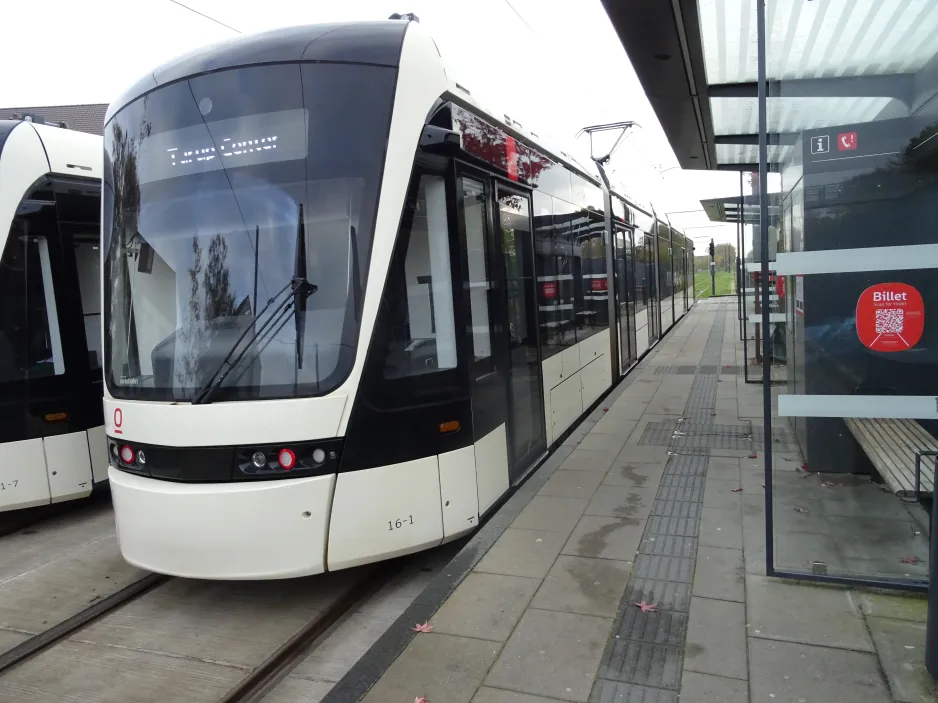 Odense Letbane mit Niederflurgelenkwagen 16 "Horisonten" am Hjallese St (2024)