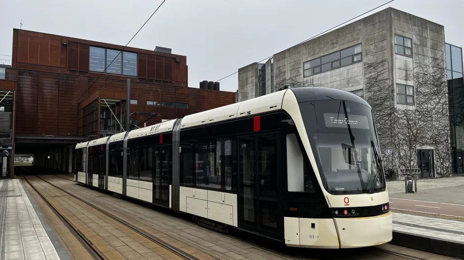 Odense mit Niederflurgelenkwagen 03 "Forbindelsen" am SDU/University (2025)