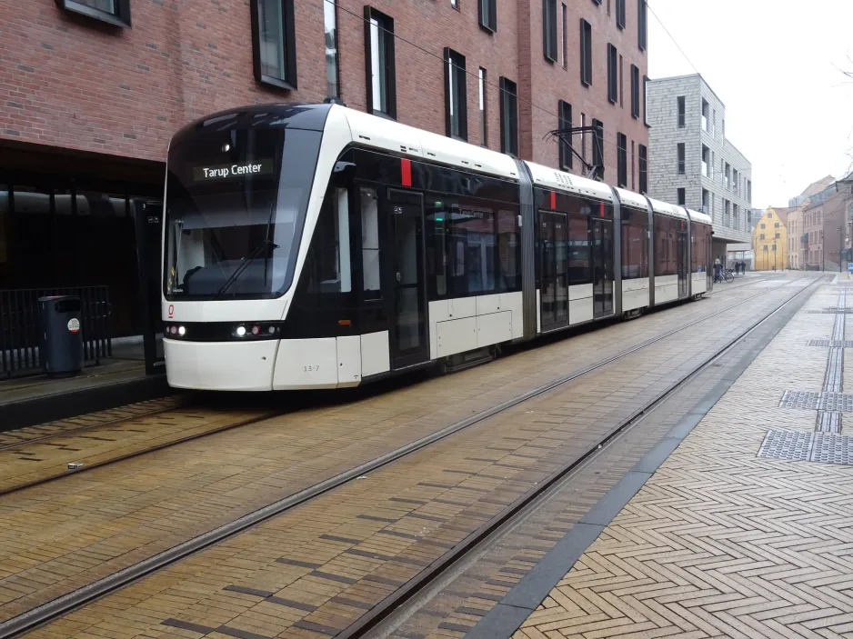 Odense mit Niederflurgelenkwagen 13 "Øjeblikket" am ODEON (2025)