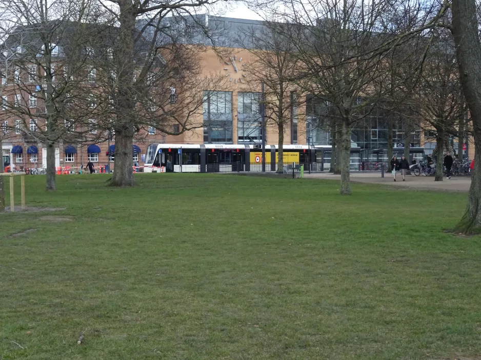 Odense Niederflurgelenkwagen 07 "Drømmen" vor Banegården/Central Station (2022)