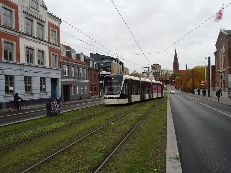 Odense Niederflurgelenkwagen 08 "Eventyret" draußen Domhuset i Albanigade (2023)