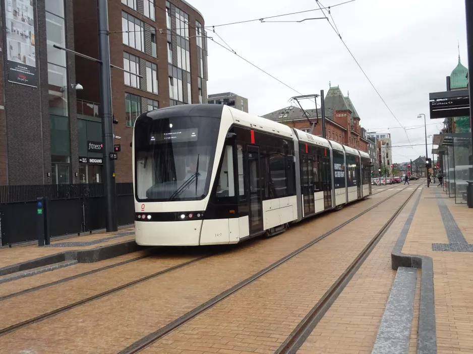 Odense Niederflurgelenkwagen 14 "Pusterummet" am Kongensgade (2022)