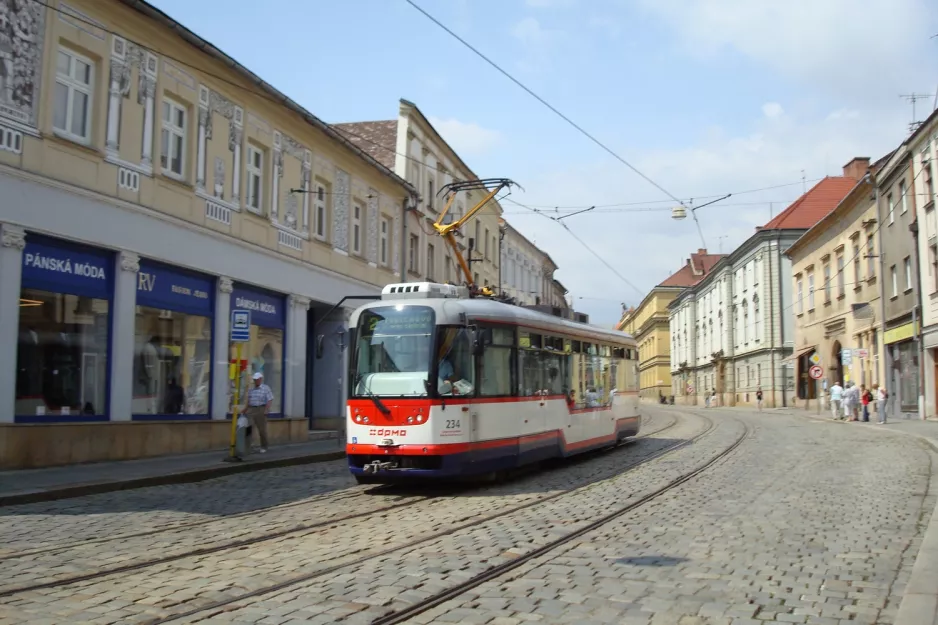 Olmütz Straßenbahnlinie 2 mit Triebwagen 234 am U Dómu (2011)