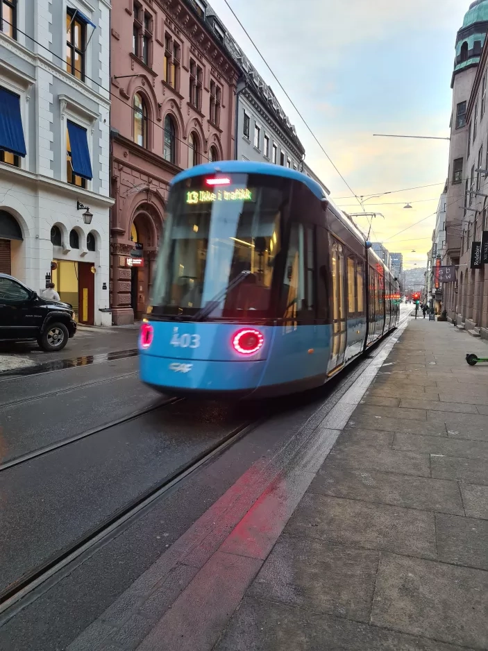 Oslo Niederflurgelenkwagen 403, die Rückseite Prinsens gate (2022)