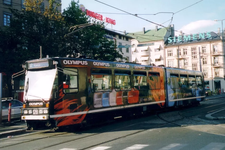 Oslo Straßenbahnlinie 12 mit Gelenkwagen 128 am Majorstuen (2005)