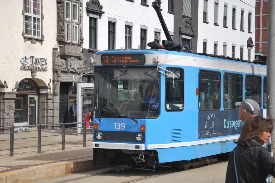 Oslo Straßenbahnlinie 12 mit Gelenkwagen 139 am Jernbanetorget (2022)