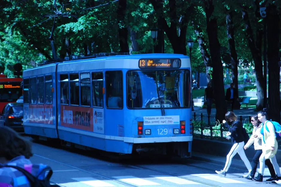 Oslo Straßenbahnlinie 13 mit Gelenkwagen 129 auf Stortingsgata (2013)