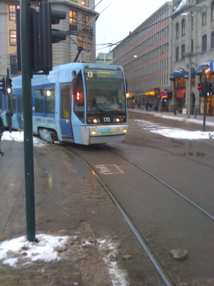 Oslo Straßenbahnlinie 13 mit Niederflurgelenkwagen 170nah Jernbanetorget (2010)