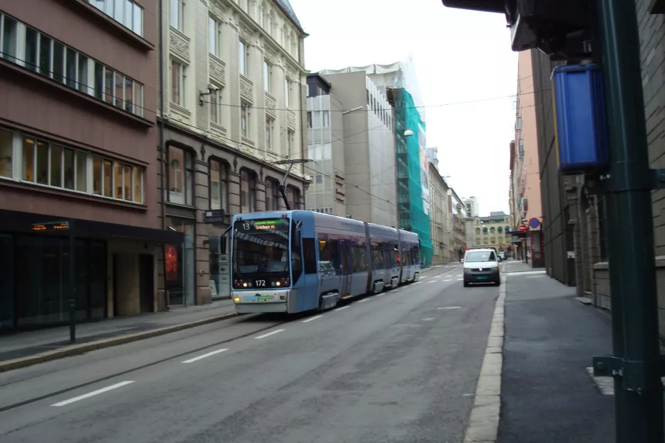 Oslo Straßenbahnlinie 13 mit Niederflurgelenkwagen 172 auf Tollbugate (2009)