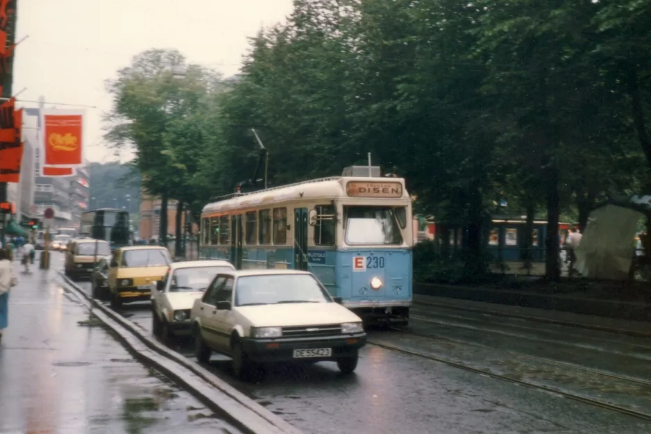 Oslo Straßenbahnlinie 15 mit Triebwagen 230nah Nationaltheatret (1987)