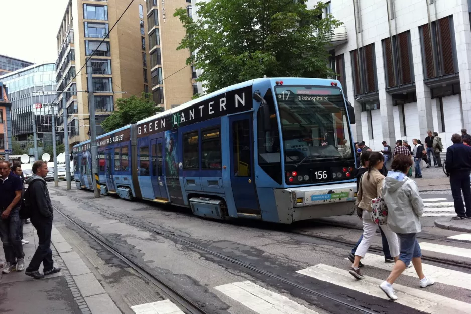 Oslo Straßenbahnlinie 17 mit Niederflurgelenkwagen 156 auf Prinsens gate (2011)