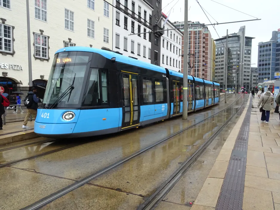 Oslo Straßenbahnlinie 19 mit Niederflurgelenkwagen 401 auf Jernbanetorget (2024)