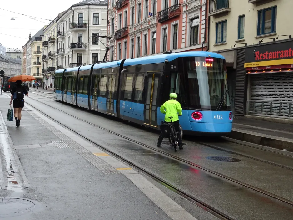 Oslo Straßenbahnlinie 19 mit Niederflurgelenkwagen 402 am Majorstuen (2024)