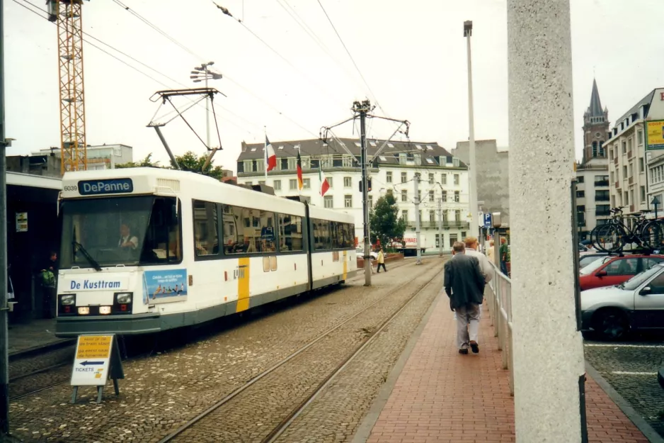 Ostende De Kusttram mit Gelenkwagen 6039 am Koning Leopold III plein Blankenberge (2002)