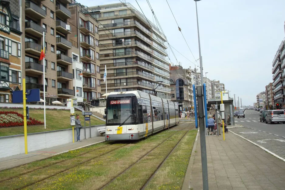 Ostende De Kusttram mit Niederflurgelenkwagen 7225 am Wenduine Centrum (2014)