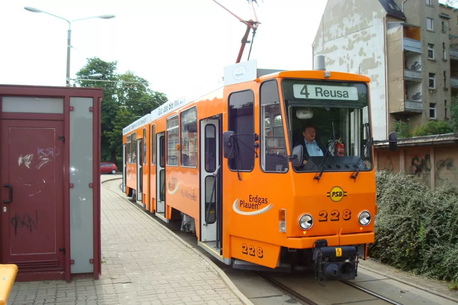 Plauen Straßenbahnlinie 4 mit Gelenkwagen 228 am Preißelpöhl (2008)