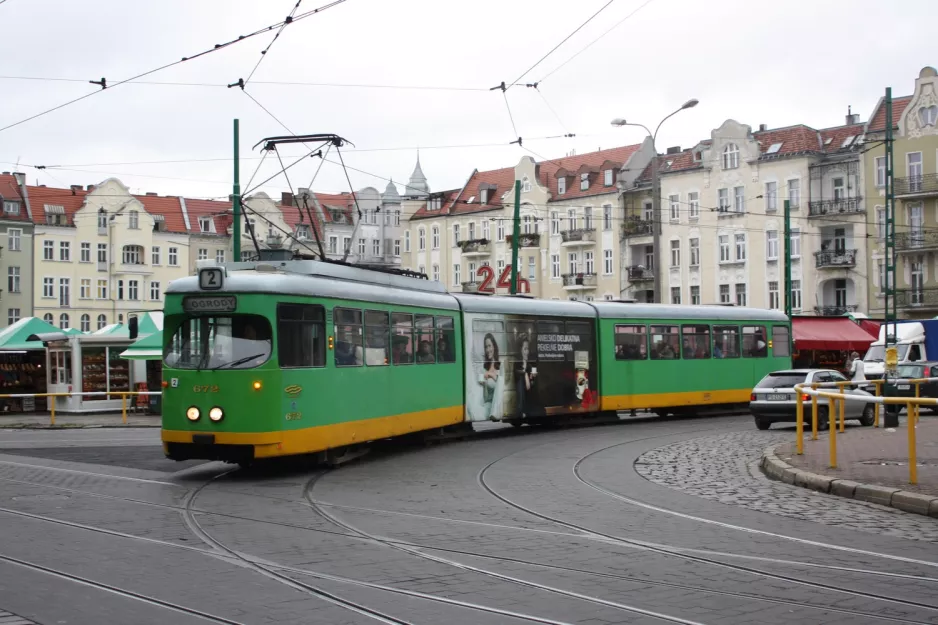 Posen Straßenbahnlinie 2 mit Gelenkwagen 672 in der Kreuzung Rynek Jeżycki (2009)