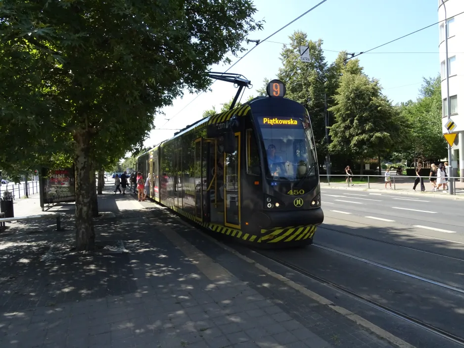 Posen Straßenbahnlinie 9 mit Niederflurgelenkwagen 450 am AWF (2024)