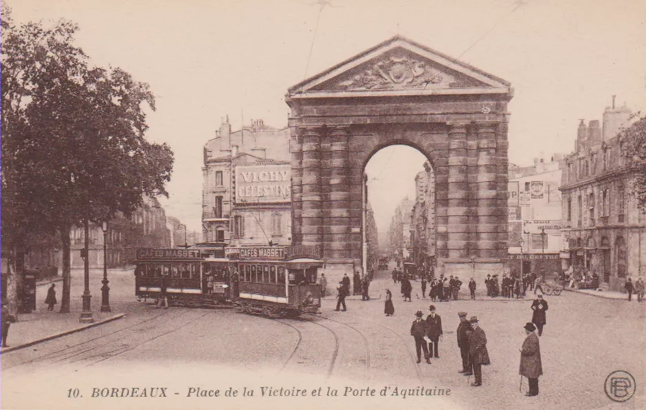 Postkarte: 10. BORDEAUX - Place de la Victoire et la Porte d'Aquitaine (1919)