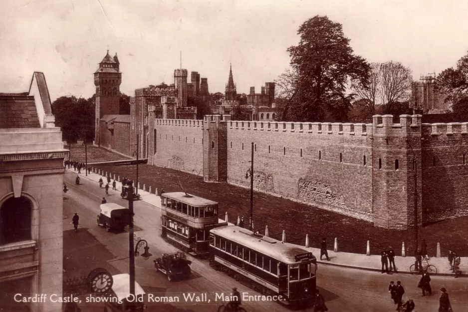 Postkarte: Cardiff Straßenbahnlinie 4  vor Carrdiff Castle (1948)