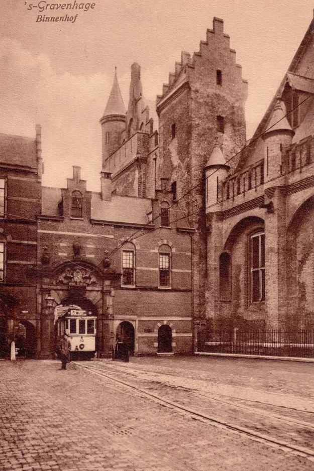 Postkarte: Den Haag Regionallinie 3 mit Triebwagen 10 im Binnenhof (1905)