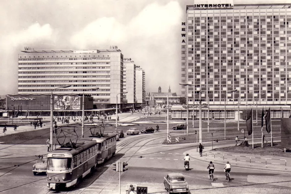 Postkarte: Dresden Straßenbahnlinie 11 mit Triebwagen 1906 am Hauptbahnhof (1971)