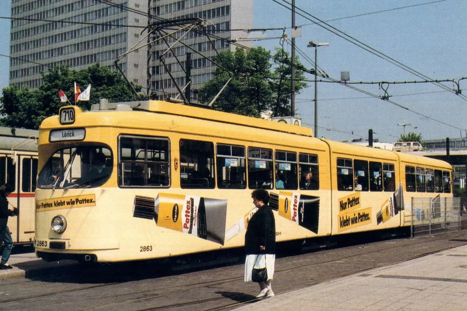 Postkarte: Düsseldorf Straßenbahnlinie 710 mit Gelenkwagen 2863 am Jan-Wellem-Platz (1986)