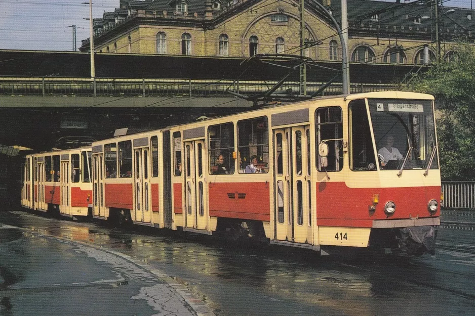 Postkarte: Erfurt Straßenbahnlinie 4 mit Gelenkwagen 414 nahe bei Hauptbahnhof (1979)