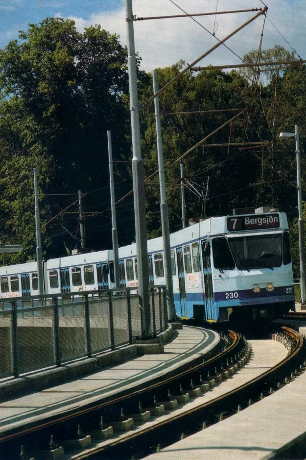 Postkarte: Göteborg Straßenbahnlinie 7 mit Gelenkwagen 230 am Dag Hammarskjöldsleden (1989)