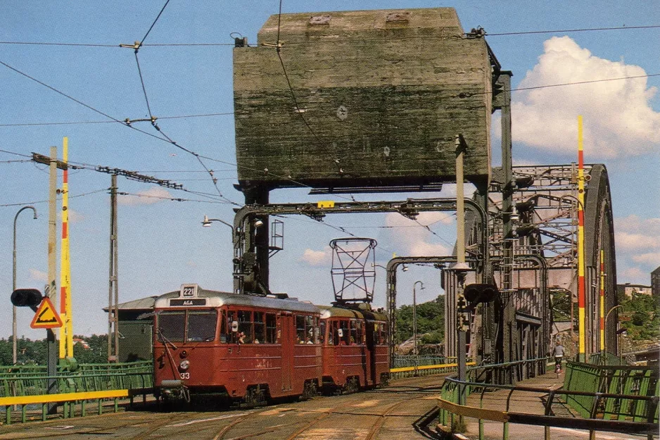 Postkarte: Stockholm Straßenbahnlinie 21 Lidingöbanan mit Beiwagen 33 auf Liningöbron (1980)