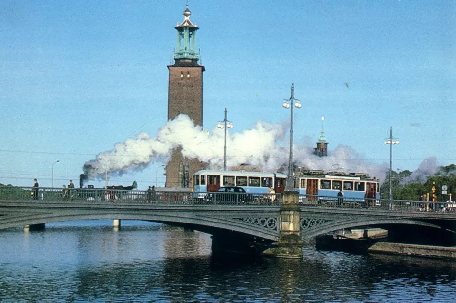 Postkarte: Vasabron, Stockholm. Spårvagnståg SS 143 och SS915 i sin ursprungsstad under inspelningen av filmen "1939", Utlånade från
 (1989)