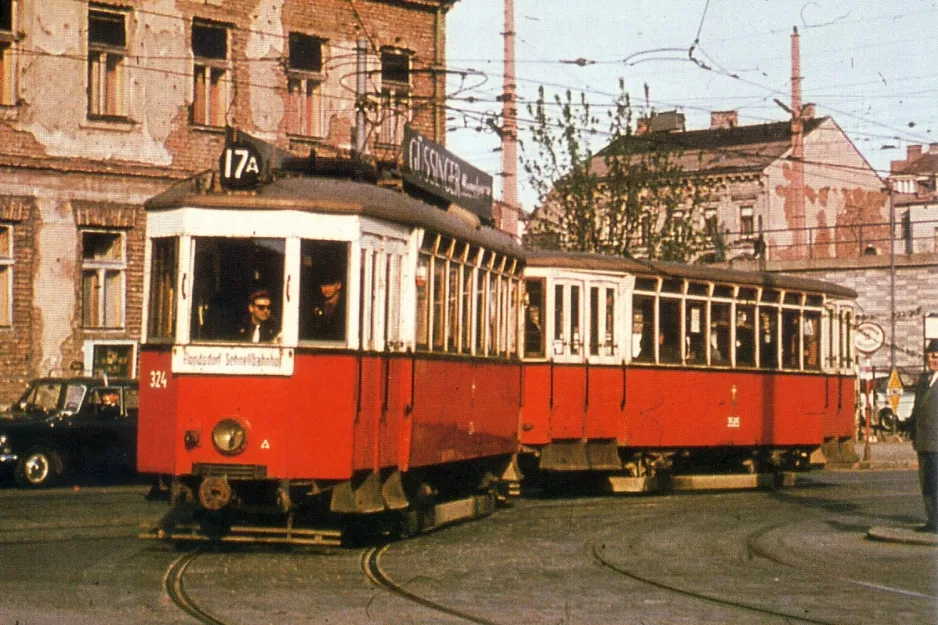 Postkarte: Wien Zusätzliche Linie 17A mit Triebwagen 324 nahe bei ÖBB-Bahnhof Floridsdorf (1968)