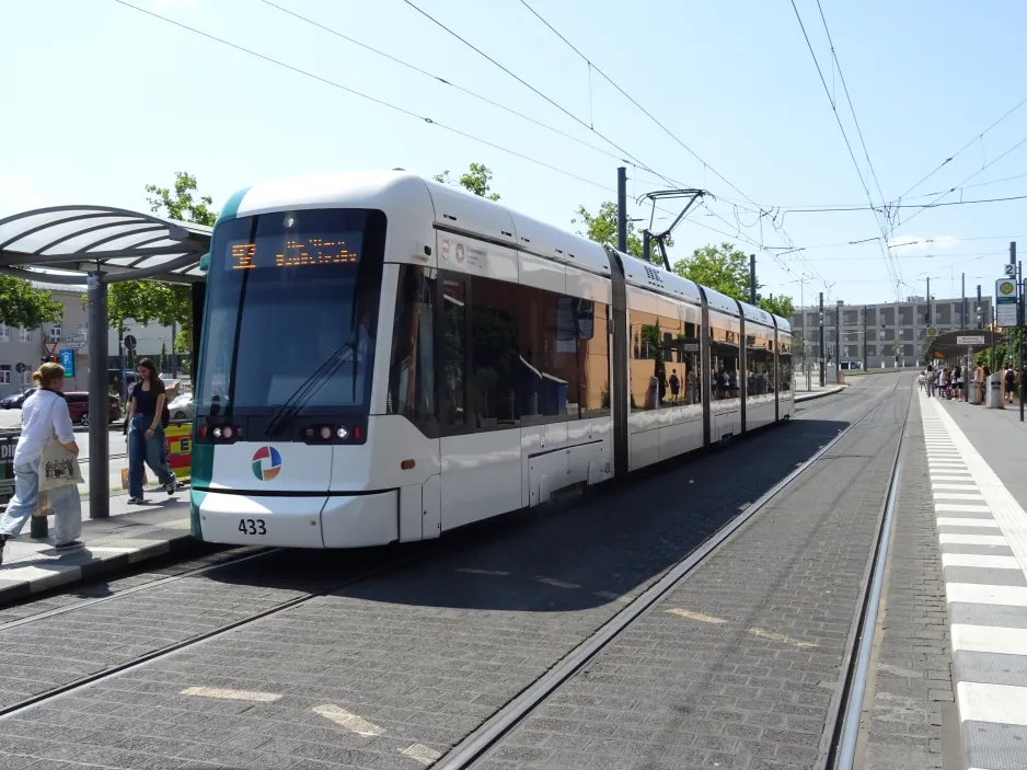 Potsdam Straßenbahnlinie 92 mit Niederflurgelenkwagen 433 am S Hauptbahnhof (2024)