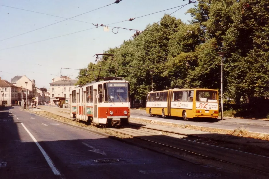 Potsdam Straßenbahnlinie 95 mit Gelenkwagen 023 auf Platz der Einheit / West (1990)