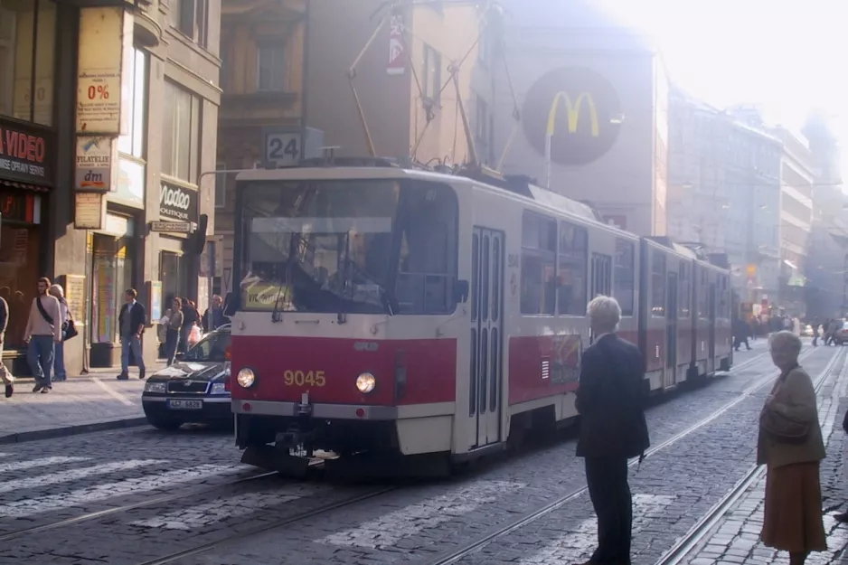 Prag Straßenbahnlinie 14 mit Gelenkwagen 9045 auf Vodičkova (2005)