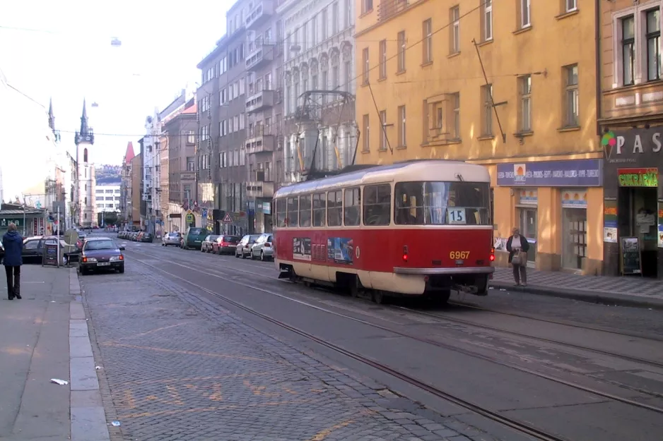 Prag Straßenbahnlinie 15 mit Triebwagen 6967 auf Milady Horákové (2005)