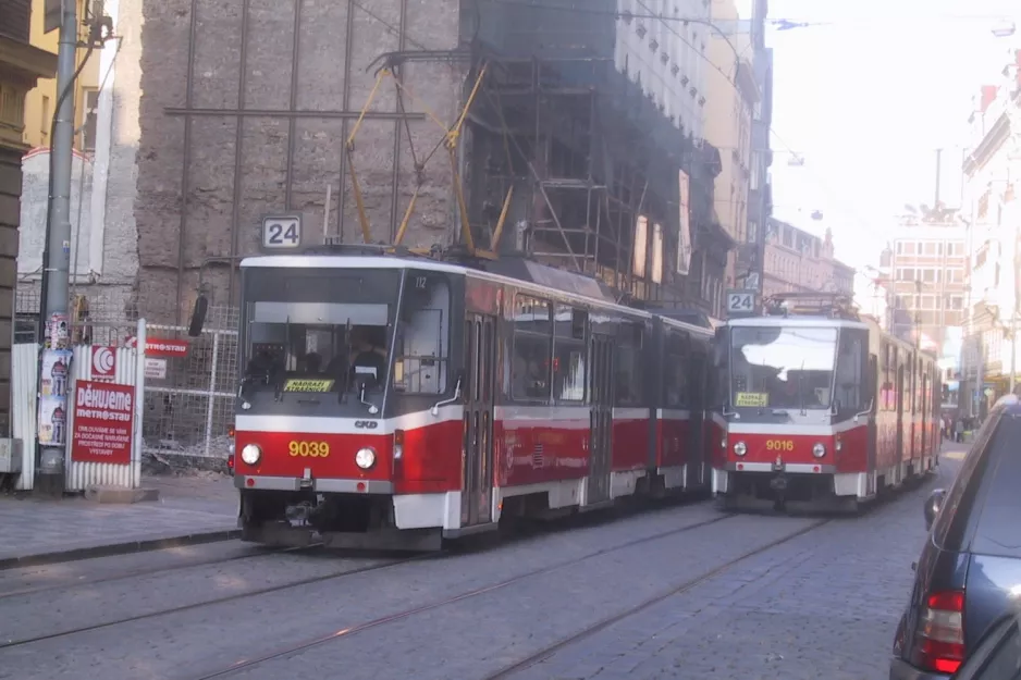 Prag Straßenbahnlinie 24 mit Gelenkwagen 9039 auf Vodičkova (2005)