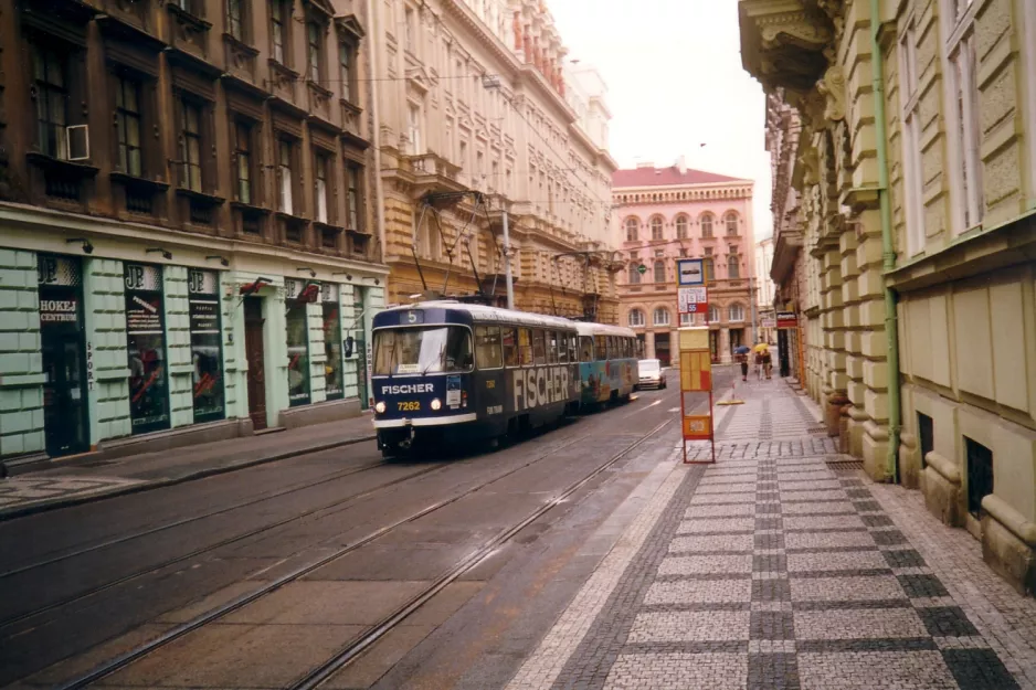 Prag Straßenbahnlinie 5 mit Triebwagen 7262 am Dláźděná (2001)