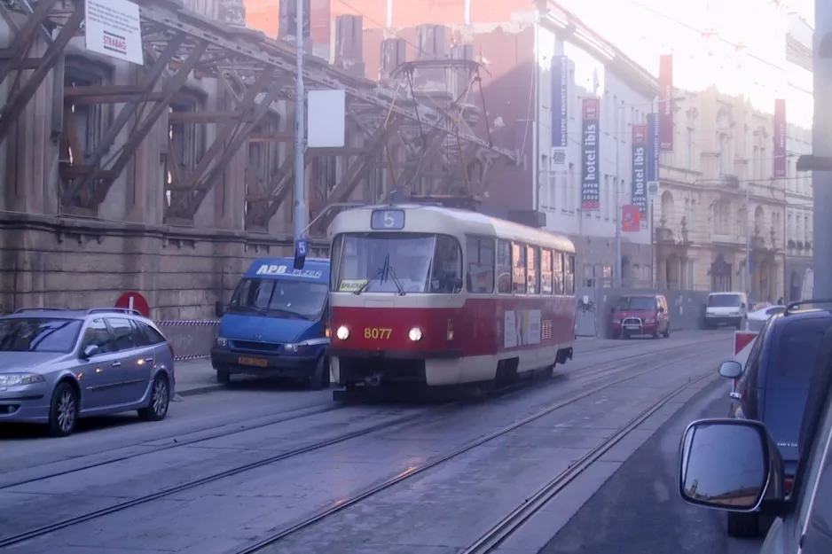 Prag Straßenbahnlinie 5 mit Triebwagen 8077 auf Na Poříčí (2005)