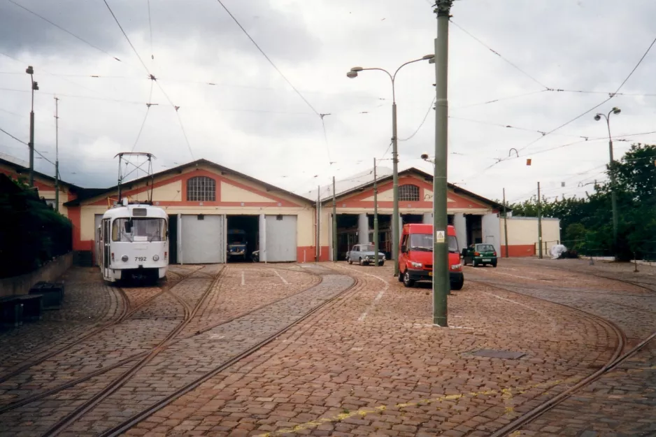 Prag Triebwagen 7192 vor Vozovna Střešovise (2001)