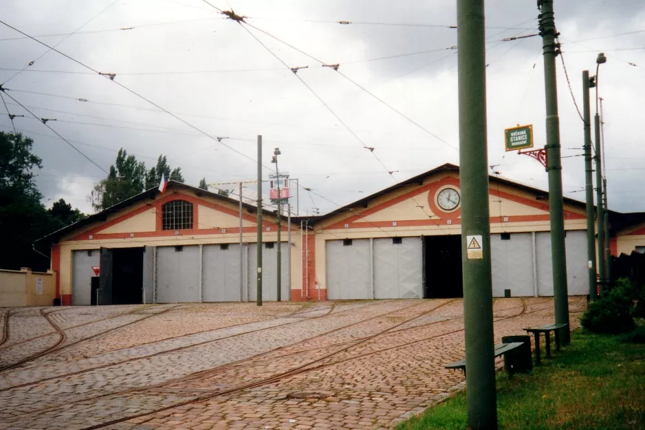 Prag vor Muzeum Městské Hromadné Dopravy (2001)