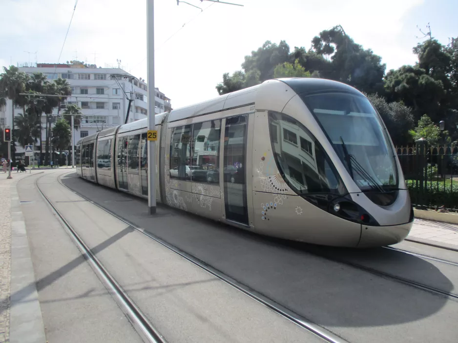 Rabat Straßenbahnlinie L2 mit Niederflurgelenkwagen 037 auf Avenue Chellah (2018)