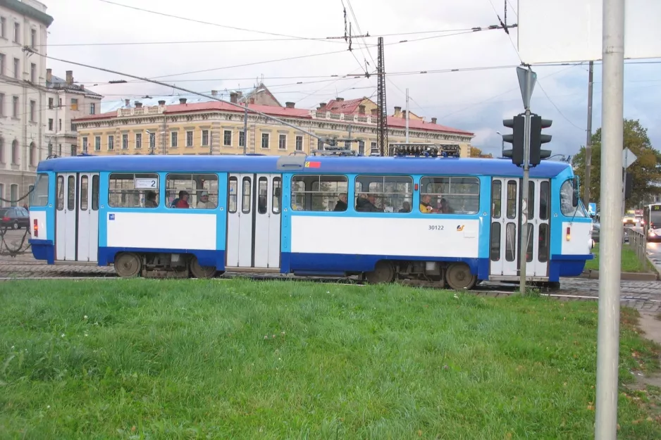 Riga Straßenbahnlinie 2 mit Triebwagen 30122 auf 13.janvāra iela, von der Seite gesehen (2012)