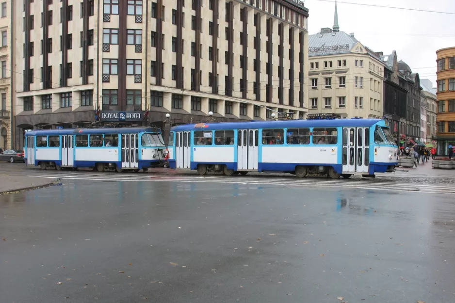 Riga Straßenbahnlinie 5 mit Triebwagen 30166 in der Kreuzung Aspazijas bulvāris/Kaļķu iela (2012)