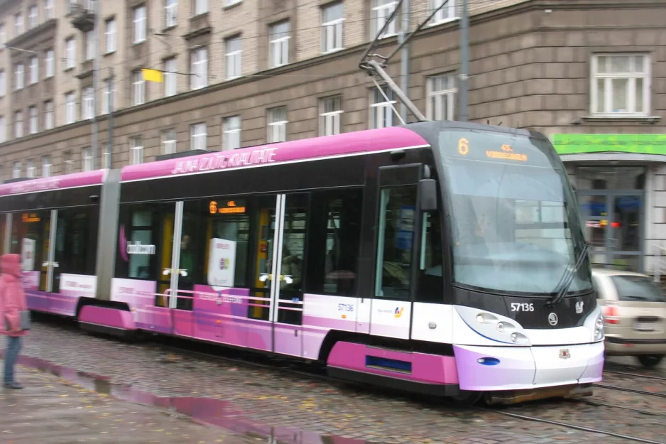 Riga Straßenbahnlinie 6 mit Niederflurgelenkwagen 57136 auf Aspazijas bulvāris, von der Seite gesehen (2012)